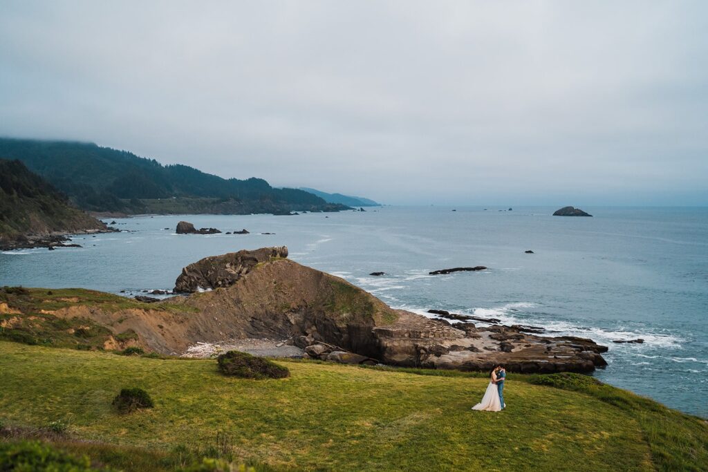 Bride and groom Crook Point elopement photos on the Oregon Coast
