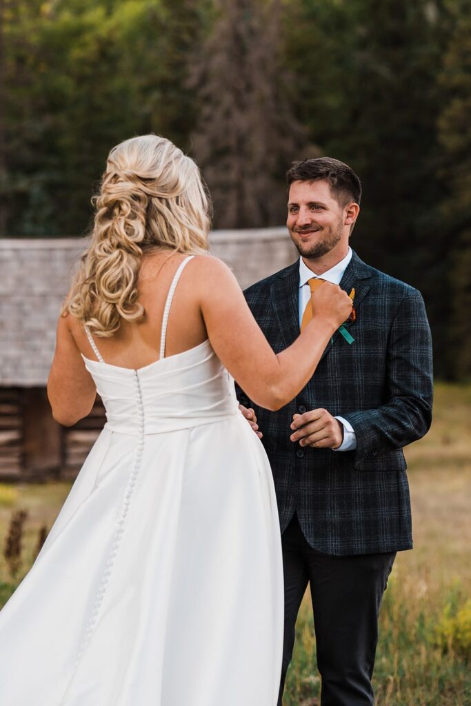 Groom turns around for wedding first look in Telluride, Colorado