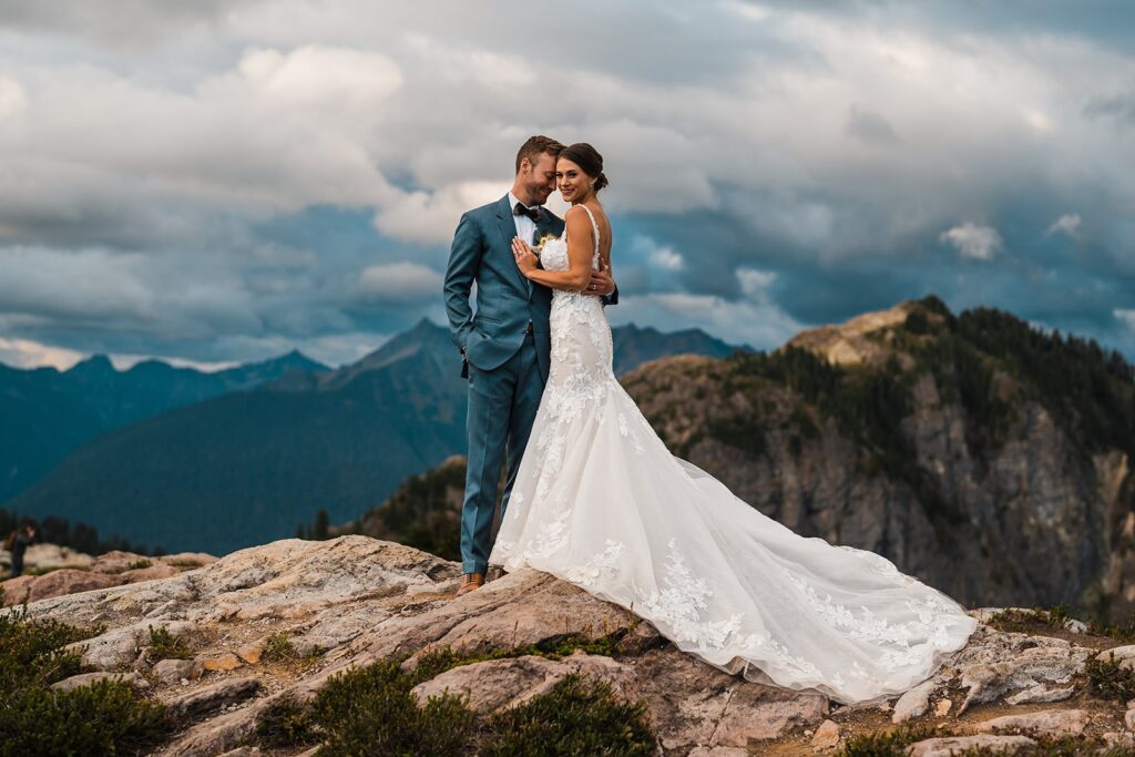 Washington micro wedding photos in the mountains