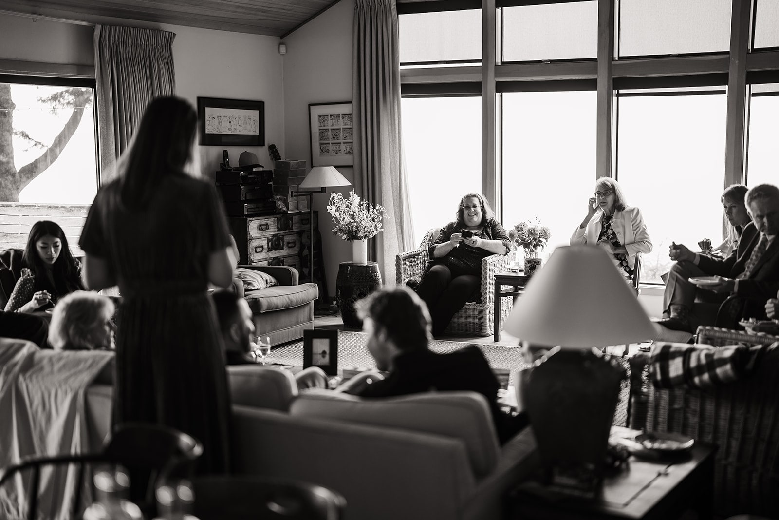 Guests relax in the living room of their Oregon micro wedding venue