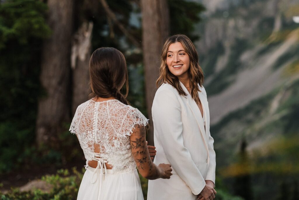 Bride turns around for her elopement first look in the North Cascades